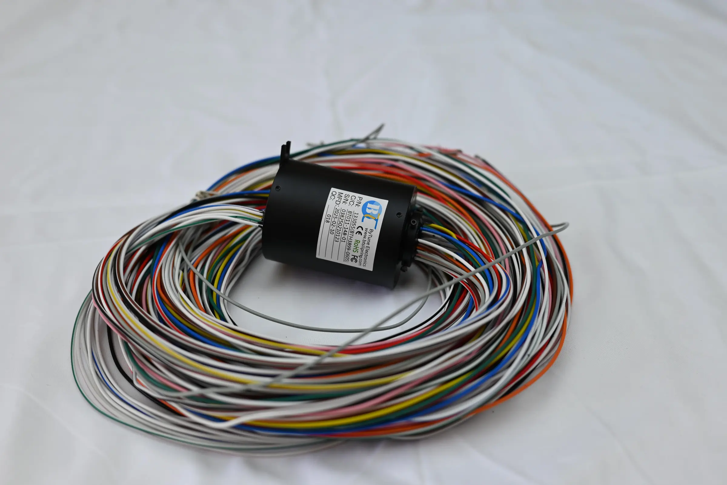 Real ByTune cylindrical slip ring with multiple multicolored flying lead wires Real ByTune cylindrical slip ring with multiple multicolored flying lead wires